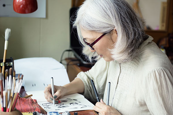 senior woman drawing
